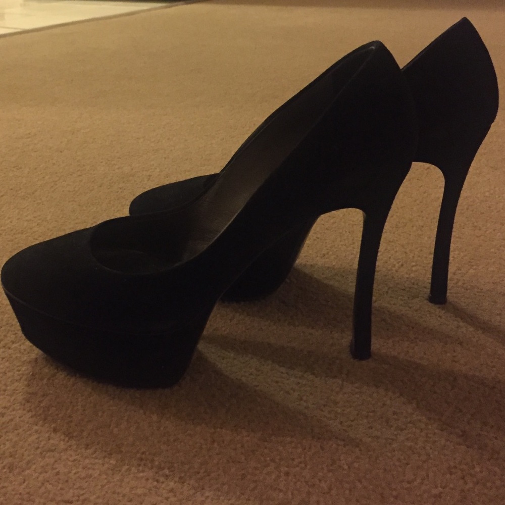 Suede Casadei pumps